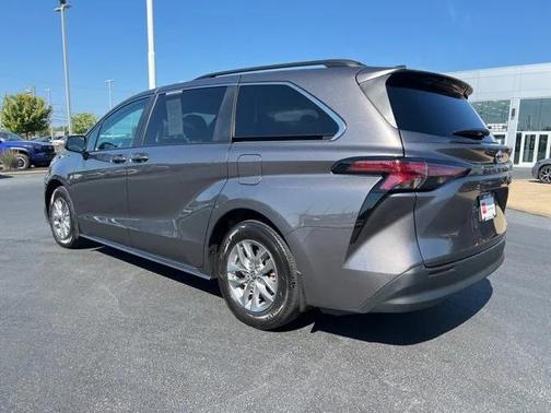 2022 Toyota Sienna LE