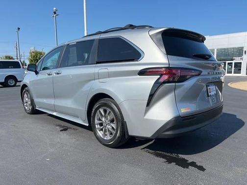 2022 Toyota Sienna XLE 8 Passenger