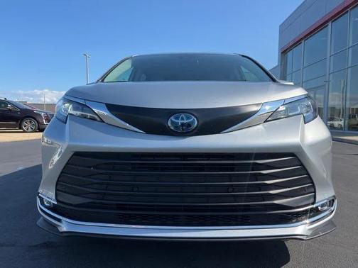 2022 Toyota Sienna XLE 8 Passenger