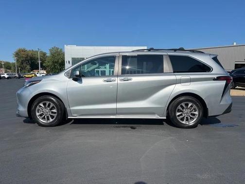 2022 Toyota Sienna XLE 8 Passenger