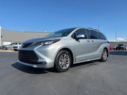 2022 Toyota Sienna XLE 8 Passenger