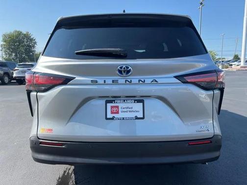 2022 Toyota Sienna XLE 8 Passenger