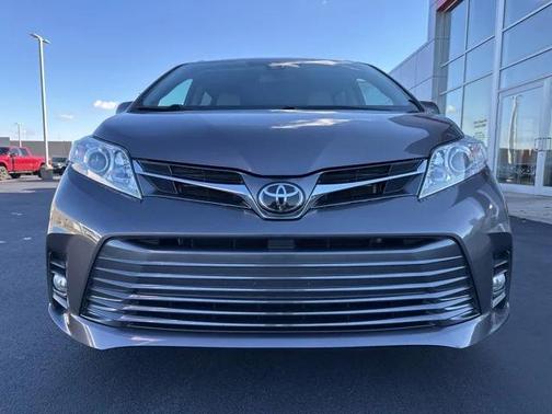2020 Toyota Sienna XLE