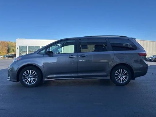 2020 Toyota Sienna XLE