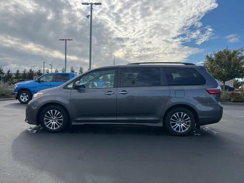 2020 Toyota Sienna XLE