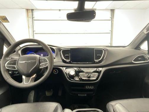 Bright White Clearcoat 2025 Chrysler Pacifica L