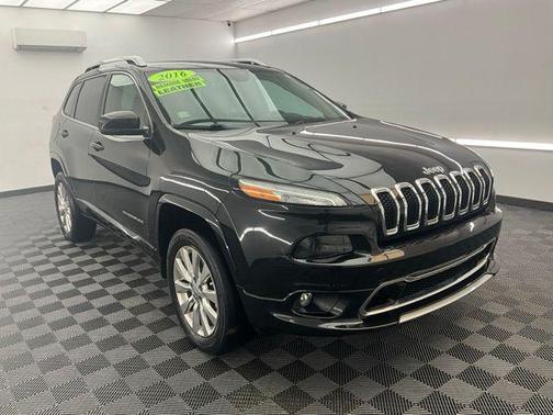 Brilliant Black Crystal Pearlcoat 2016 Jeep Cherokee Overland