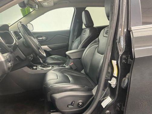 Brilliant Black Crystal Pearlcoat 2016 Jeep Cherokee Overland