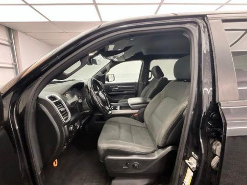 Diamond Black Crystal Pearlcoat 2021 RAM 1500 Big Horn/Lone Star