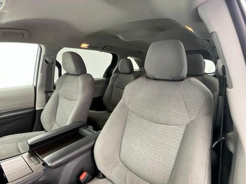 2022 Toyota Sienna LE
