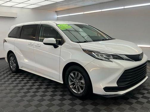 White 2022 Toyota Sienna LE