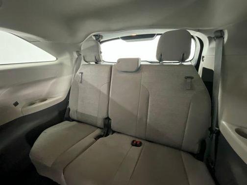 2022 Toyota Sienna LE