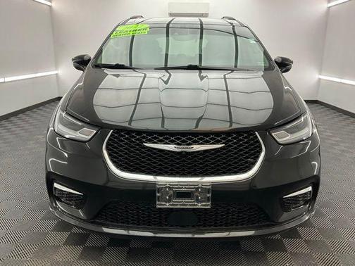 Brilliant Black Crystal Pearlcoat 2022 Chrysler Pacifica Touring L