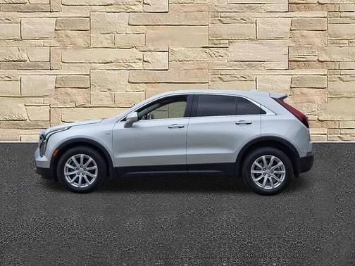 Radiant Silver Metallic 2021 Cadillac XT4 Luxury