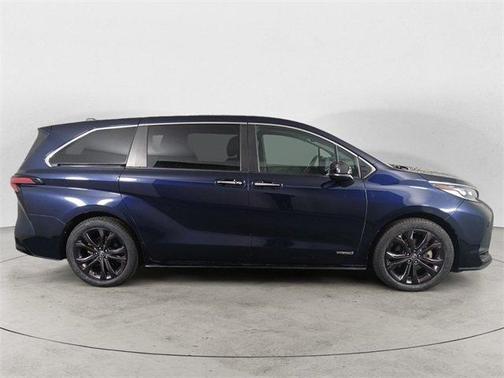 2021 Toyota Sienna XSE 7 Passenger