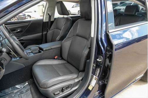 2022 Lexus ES 300h Base