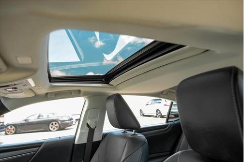 2022 Lexus ES 300h Base