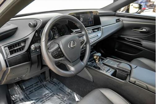 2022 Lexus ES 300h Base
