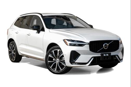 2023 Volvo XC60 B5 Ultimate Dark Theme