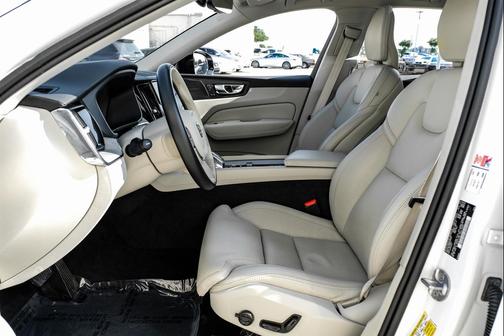 2023 Volvo XC60 B5 Ultimate Dark Theme