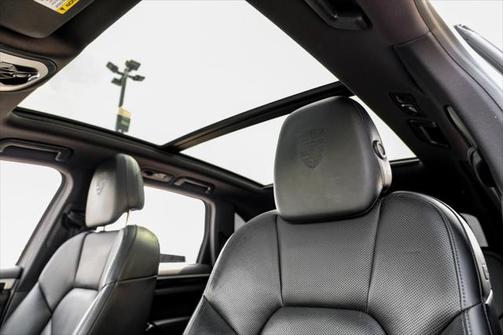 2017 Porsche Cayenne Platinum Edition