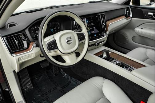2022 Volvo S60 T5 Momentum