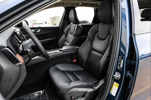 2023 Volvo XC60 B5 Plus Dark Theme