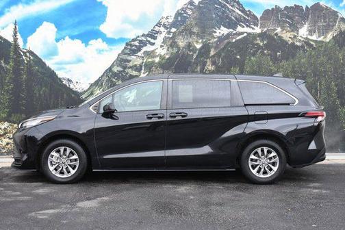 2022 Toyota Sienna LE