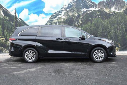 2022 Toyota Sienna LE