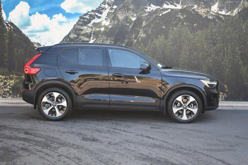 2024 Volvo XC40 B5 Core Dark Theme