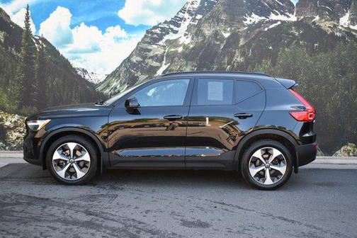 2024 Volvo XC40 B5 Core Dark Theme