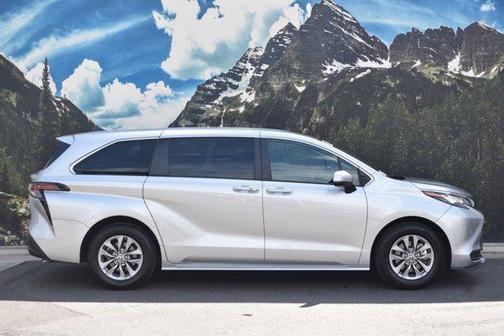 2023 Toyota Sienna LE