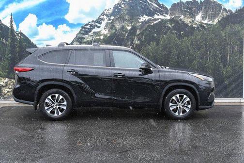 Midnight Black Metallic 2023 Toyota Highlander XLE