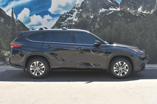 Midnight Black Metallic 2022 Toyota Highlander XLE