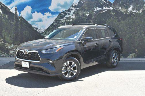 Midnight Black Metallic 2022 Toyota Highlander XLE