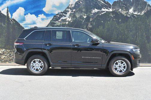 Diamond Black Crystal Pearlcoat 2023 Jeep Grand Cherokee Laredo