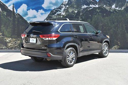Midnight Black Metallic 2019 Toyota Highlander XLE