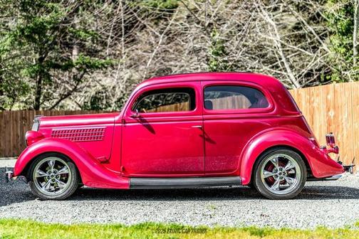 1935 Ford Model 48 Deluxe Tudor Sedan