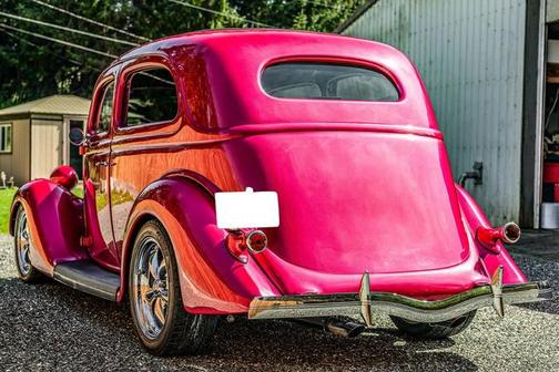 1935 Ford Model 48 Deluxe Tudor Sedan