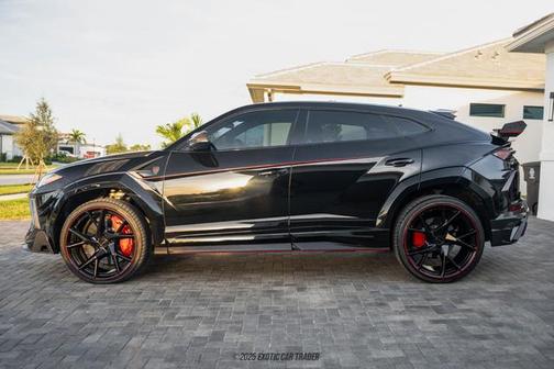 2021 Lamborghini Urus Graphite Capsule