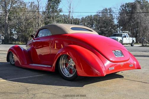 1939 Ford Deluxe Base