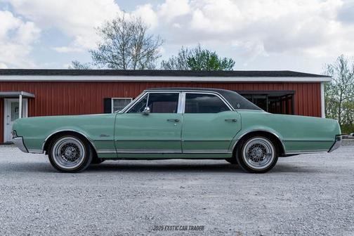 1967 Oldsmobile Cutlass Supreme Town Sedan