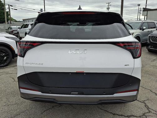 Glacial White Pearl 2027 Kia Sportage LX