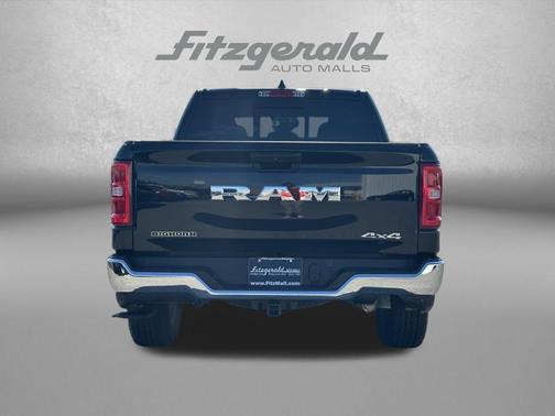 Diamond Black Crystal Pearlcoat 2025 RAM 1500 Big Horn/Lone Star