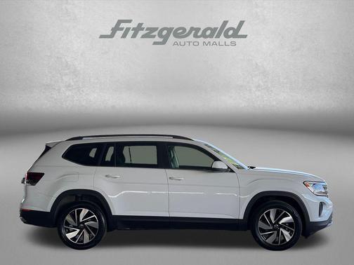 Pure White 2024 Volkswagen Atlas 2.0T SE w/Technology 4MOTION