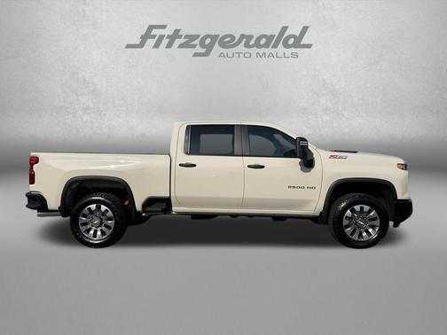 White Sands 2026 Chevrolet Silverado 2500 Custom