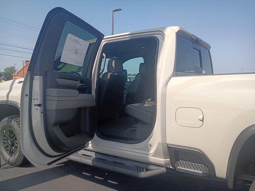 White Sands 2026 Chevrolet Silverado 2500 Crew Cab, Standard Bed, XR2, 4WD