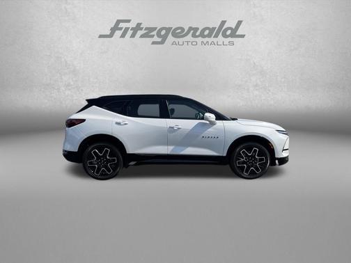 Iridescent Pearl Tricoat 2023 Chevrolet Blazer RS