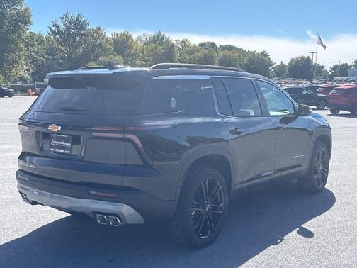 Mosaic Black Metallic 2027 Chevrolet Traverse LT