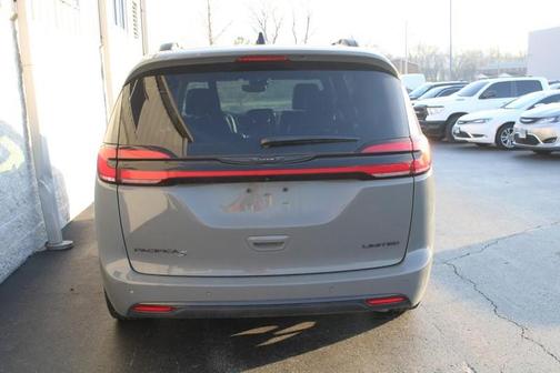 Ceramic Gray Clearcoat 2025 Chrysler Pacifica Limited